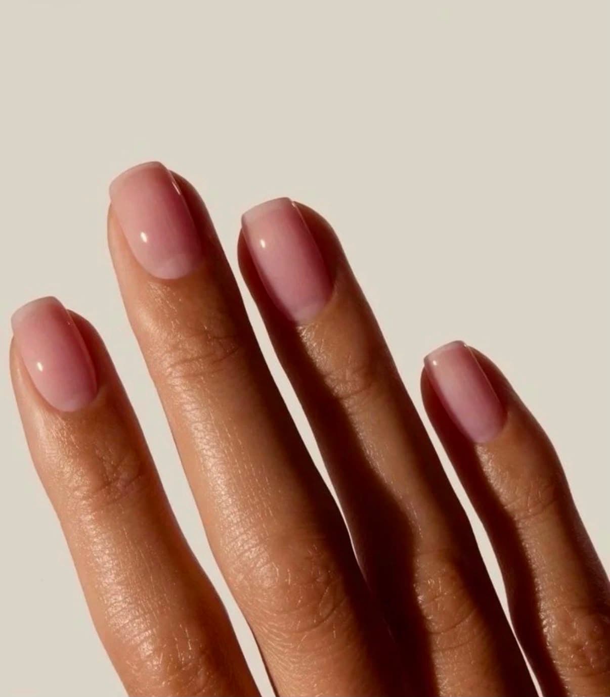 Natuurlijke BIAB-nagels in een zachte nudetint